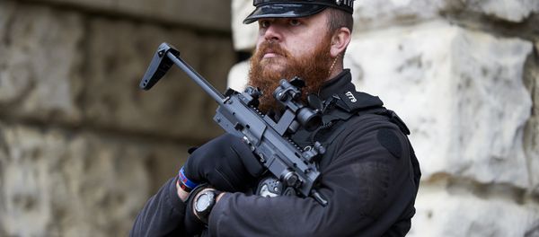 Armed British police officers stand on duty in central London on November 25, 2015. - Sputnik International