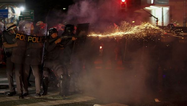 Riot police clash with supporters of Dilma Rousseff as they protest against new Brazilian President Michel Temer at the Paulista Avenue, in Sao Paulo, Brazil on August 31, 2016. Riot police clash with supporters of Dilma Rousseff as they protest against new Brazilian President Michel Temer at the Paulista Avenue, in Sao Paulo, Brazil on August 31, 2016. - Sputnik International