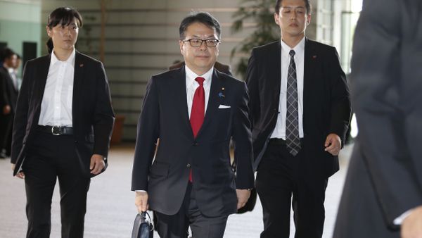 Japan's new Economy, Trade and Industry Minister Hiroshige Seko, center, arrives at the prime minister's official residence in Tokyo Japan's new Economy, Trade and Industry Minister Hiroshige Seko, center, arrives at the prime minister's official residence in Tokyo - Sputnik International