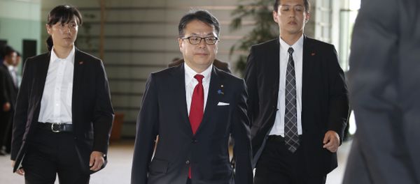 Japan's new Economy, Trade and Industry Minister Hiroshige Seko, center, arrives at the prime minister's official residence in Tokyo - Sputnik International