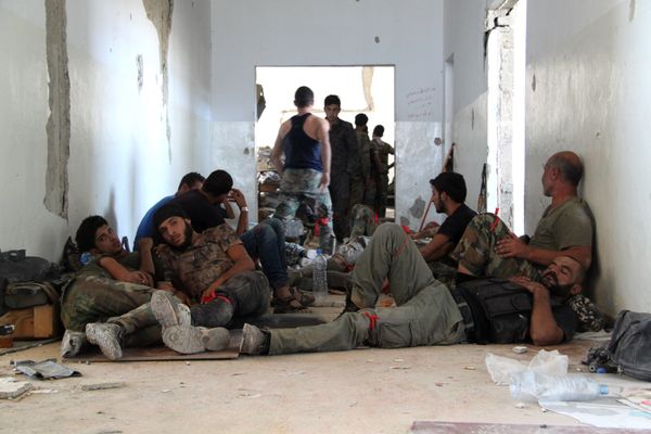 Fighters of the Syrian army in position during the assault of the BBC school in the southern part of the Syrian city of Aleppo Fighters of the Syrian army in position during the assault of the BBC school in the southern part of the Syrian city of Aleppo - Sputnik International