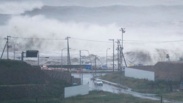 High waves triggered by Typhoon Lionrock crash on a coast of the city of Ishinomaki, Miyagi Prefecture, Japan, in this photo taken by Kyodo August 30, 2016 - Sputnik International