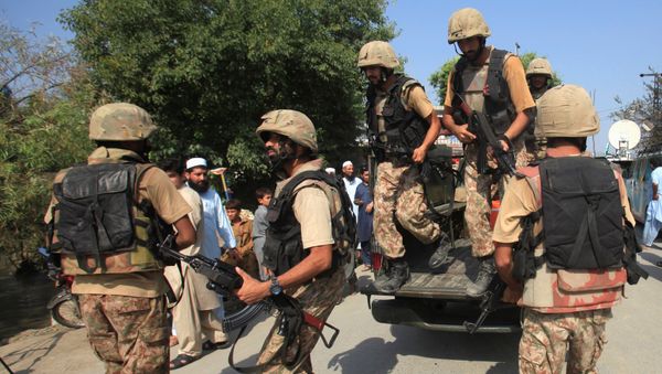 Army soldiers arrive at a street after suicide bombers attacked a Christian neighbourhood in Khyber Agency near Peshawar, Pakistan, September 2, 2016. - Sputnik International