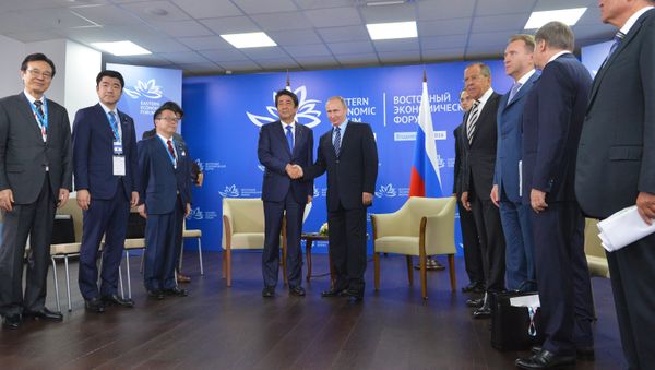 Japanese Prime Minister's Shinzo Abe and Russian President Vladimir Putin - Sputnik International