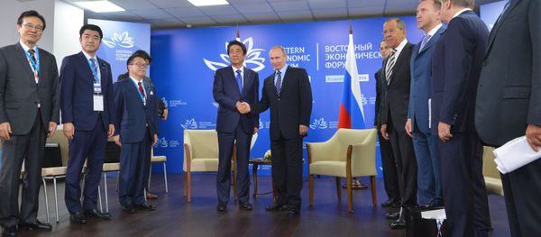 Japanese Prime Minister's Shinzo Abe and Russian President Vladimir Putin - Sputnik International