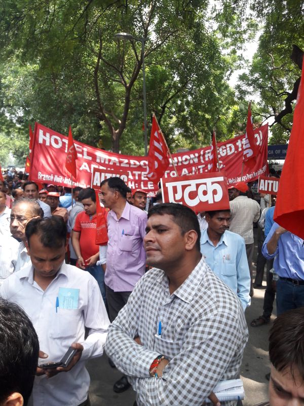 Indian Workers Strike in Fight to fix Minimum Wages at $ 9 per day - Sputnik International