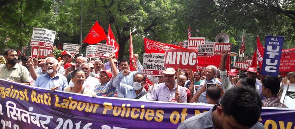 Indian Workers Strike in Fight to fix Minimum Wages at $ 9 per day - Sputnik International
