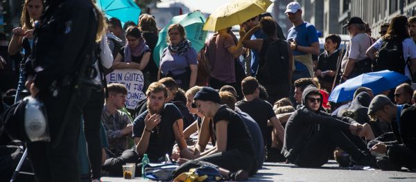 Activists from the Blockupy movement stage a sit down in front of the ministry for works and pension in Berlin - Sputnik International