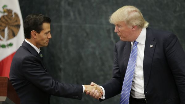 Republican presidential nominee Donald Trump and Mexico's President Enrique Pena Nieto shake hands at a press conference at the Los Pinos residence in Mexico City. - Sputnik International