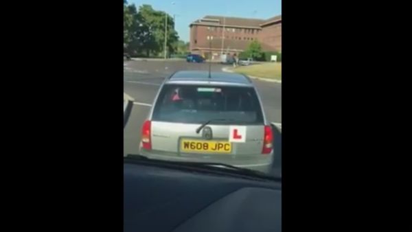 Student Driver Struggles to Get Up the Nerve at Roundabout - Sputnik International