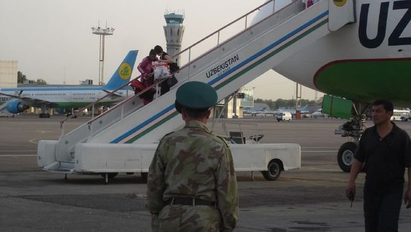 Uzbekistan Airways gangway in Tashkent International Airport - Sputnik International