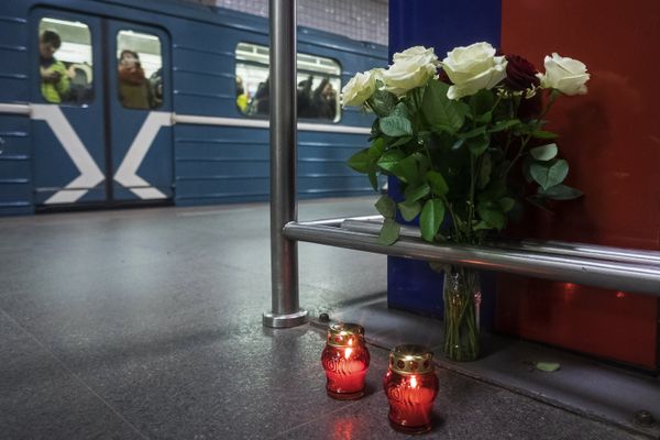 Flowers and candles in memory of people killed during the March 29, 2010 terrorist attacks at Moscow's Park Kultury metro station, part of the Sokolnicheskaya Line. - Sputnik International