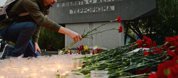 A 'Young Guard' movement activist is laying flowers to memorial to victims of terrorist attack on the Dubrovka Theater Center in Moscow A 'Young Guard' movement activist is laying flowers to memorial to victims of terrorist attack on the Dubrovka Theater Center in Moscow - Sputnik International