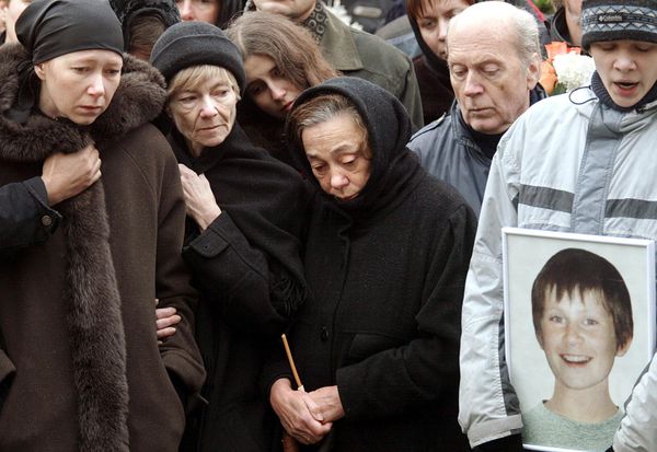 Relatives and friends of Arseny Kurilenko (portrait at R), 13, a member of the cast of the Nord-Ost show mourn during his funeral in Moscow, 30 October 2002. (File) - Sputnik International