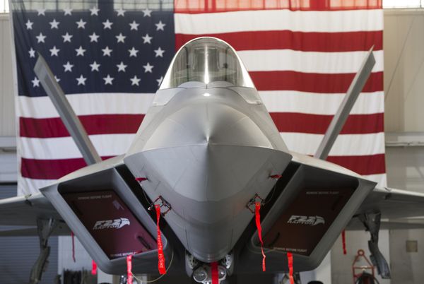 A US Air Force Lockheed Martin F-22 Raptor stealth fighter aircraft is parked inside a hangar - Sputnik International