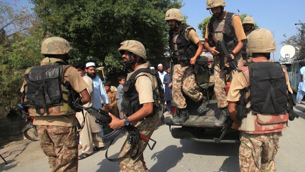 Soldiers arrive at a street after suicide bombers attacked a Christian neighbourhood in Khyber Agency near Peshawar, Pakistan, September 2, 2016 Soldiers arrive at a street after suicide bombers attacked a Christian neighbourhood in Khyber Agency near Peshawar, Pakistan, September 2, 2016 - Sputnik International