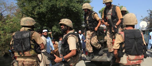 Soldiers arrive at a street after suicide bombers attacked a Christian neighbourhood in Khyber Agency near Peshawar, Pakistan, September 2, 2016 - Sputnik International