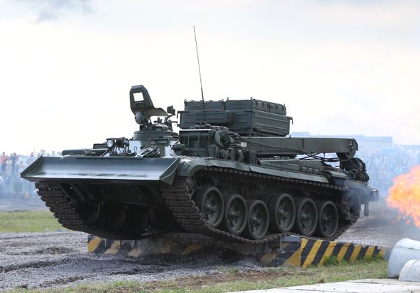 The BREM-1 armored recovery vehicle showing off its capabilities at a military show. - Sputnik International