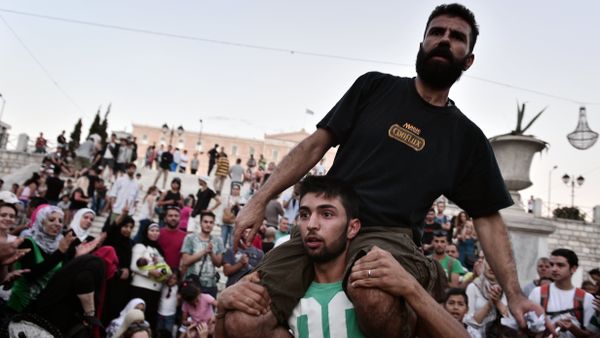 Refugees with their children protest in front of the Greek parliament in Athens Refugees with their children protest in front of the Greek parliament in Athens - Sputnik International