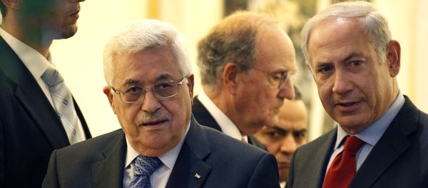 Palestinian president Mahmoud Abbas, left, walks with Israeli Prime Minister Benjamin Netanyahu, right, with Special Middle East Peace Envoy, former Sen. George Mitchell, behind center, at his residence in Jerusalem, Israel Wednesday, Sept. 15, 2010 - Sputnik International