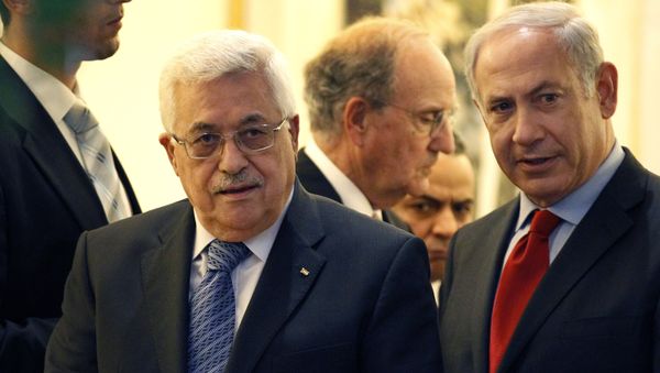 Palestinian president Mahmoud Abbas, left, walks with Israeli Prime Minister Benjamin Netanyahu, right, with Special Middle East Peace Envoy, former Sen. George Mitchell, behind center, at his residence in Jerusalem, Israel Wednesday, Sept. 15, 201 - Sputnik International