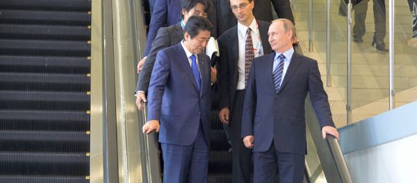 Russian President Vladimir Putin and Japanese Prime Minister Shinzo Abe meet at the Eastern Economic Forum on Russky Island, September 2016 - Sputnik International