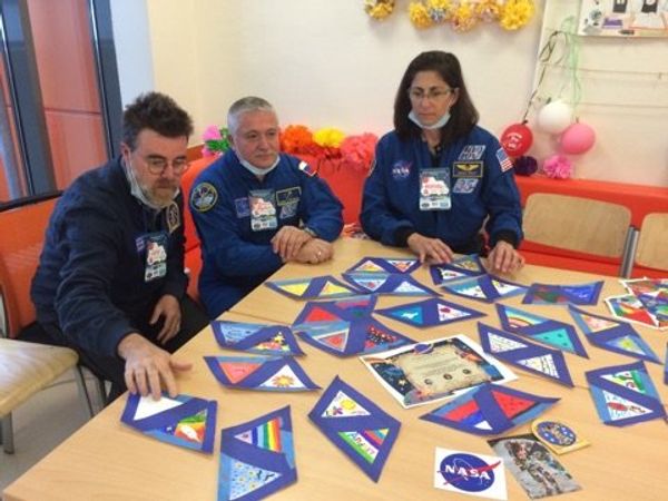 NASA astronauts hold art therapy master class for cancer patients in Moscow - Sputnik International