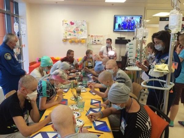 NASA astronauts hold art therapy master class for cancer patients in Moscow - Sputnik International