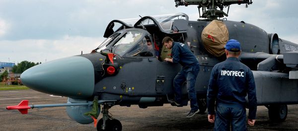 Mechanics work on a Ka-52K Katran helicopter at the Progress aviation plant in the Primorsky Territory - Sputnik International