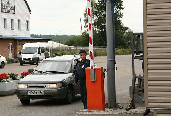A policewoman is seen at this photo of Zelenogorsk's checkpoint A policewoman is seen at this photo of Zelenogorsk's checkpoint - Sputnik International