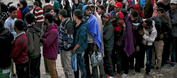 Refugees and migrants line up for a food distribution at the Moria refugee camp on the Greek island of Lesbos, November 5, 2015 Refugees and migrants line up for a food distribution at the Moria refugee camp on the Greek island of Lesbos, November 5, 2015 - Sputnik International
