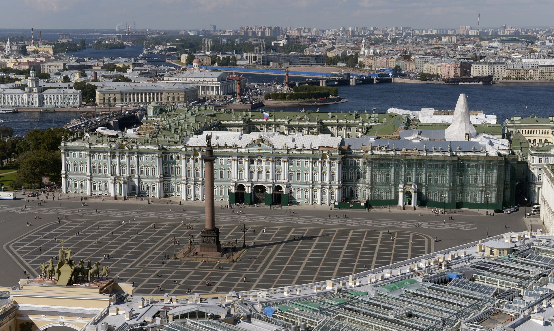 A view of the Palace Square and State Hermitage Museum in St. Petersburg. The photo was taken from a helicopter. - Sputnik International, 1920, 15.11.2022