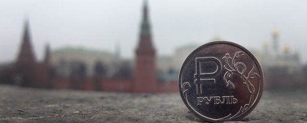 A Russian ruble coin is pictured in front of the Kremlin in in central Moscow, on November 6, 2014 A Russian ruble coin is pictured in front of the Kremlin in in central Moscow, on November 6, 2014 - Sputnik International
