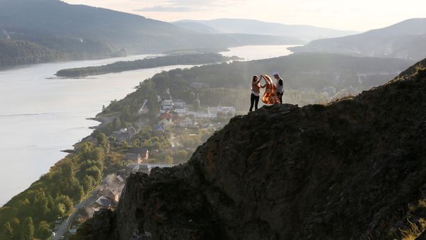 A couple stands on rocks near the Yenisei river in Krasnoyarsk, Siberia, Russia, August 20, 2016 - Sputnik International
