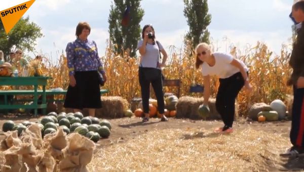 People Play Watermelon Bowling - Sputnik International
