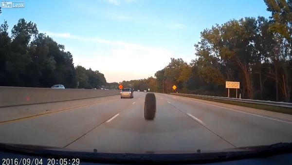 Tire Bounces Down Highway Into Cars Front End - Sputnik International