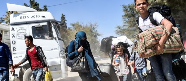 Syrian refugees walk on their way back to the Syrian city of Jarabulus on September 7, 2016 at Karkamis crossing gate, in the southern region of Kilis Syrian refugees walk on their way back to the Syrian city of Jarabulus on September 7, 2016 at Karkamis crossing gate, in the southern region of Kilis - Sputnik International