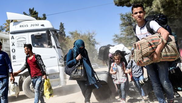 Syrian refugees walk on their way back to the Syrian city of Jarabulus on September 7, 2016 at Karkamis crossing gate, in the southern region of Kilis Syrian refugees walk on their way back to the Syrian city of Jarabulus on September 7, 2016 at Karkamis crossing gate, in the southern region of Kilis - Sputnik International