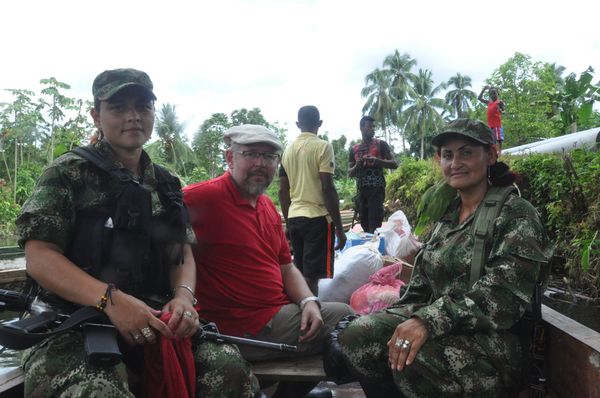 Oleg Yasinsky with FARC guerilla fighters - Sputnik International