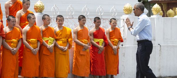US President Barack Obama greets monks as he tours the Wat Xieng Thong Buddhist Temple in Luang Prabang on September 7, 2016 US President Barack Obama greets monks as he tours the Wat Xieng Thong Buddhist Temple in Luang Prabang on September 7, 2016 - Sputnik International