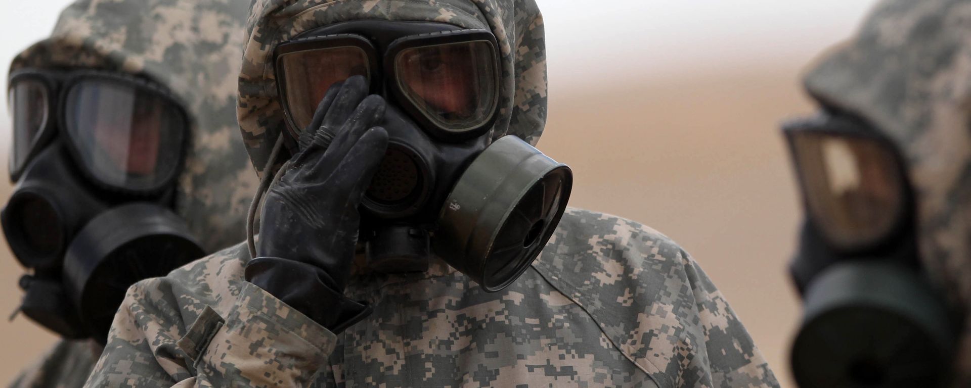 Soldiers wear mask sas they take part in a military exercise simulating a chemical weapons attack during the international Eager Lion military event on June 2, 2014 at Prince Hashem Bin Abdullah II training center, in Zarqa, 30 km east of Amman, Jordan - Sputnik International, 1920, 11.09.2018