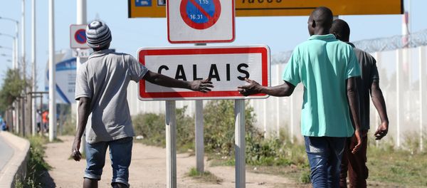 Migrants pass by a road sign as they leave the northern area of the camp called the Jungle in Calais, France, September 7, 2016 Migrants pass by a road sign as they leave the northern area of the camp called the Jungle in Calais, France, September 7, 2016 - Sputnik International