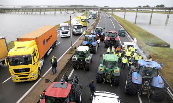 Harbor workers, truck drivers, farmers, storekeepers and residents attend a protest demonstration on the motorway against the migrant situation in Calais, France, September 5, 2016 - Sputnik International