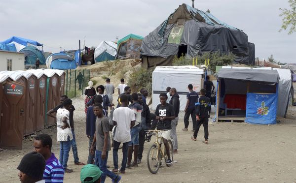 Migrants walk in the northern area of the camp called the Jungle in Calais, France, September 6, 2016 Migrants walk in the northern area of the camp called the Jungle in Calais, France, September 6, 2016 - Sputnik International