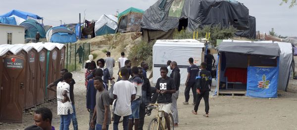 Migrants walk in the northern area of the camp called the Jungle in Calais, France, September 6, 2016 - Sputnik International