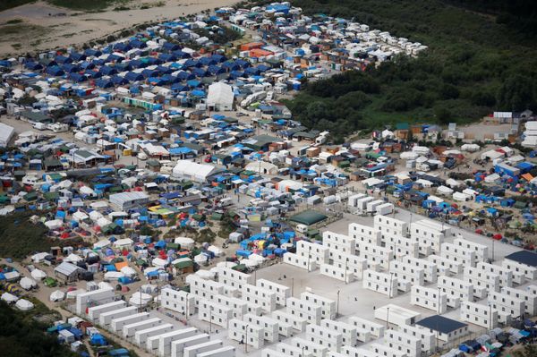 Aerial view of a makeshift camp as containers (front) are put into place to house migrants living in what is known as the Jungle, a sprawling camp in Calais, France, August 14, 2016 - Sputnik International