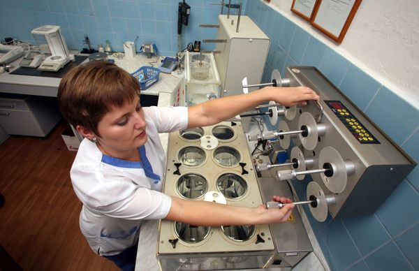An researcher at a pharmaceutical testing laboratory performs a test on a medicine in Kiev, 01 June 2007 - Sputnik International