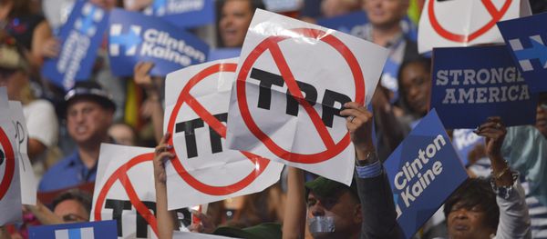 People hold signs against the Trans Pacific Partnership (TPP) on Day 3 of the Democratic National Convention at the Wells Fargo Center, July 27, 2016 in Philadelphia, Pennsylvania People hold signs against the Trans Pacific Partnership (TPP) on Day 3 of the Democratic National Convention at the Wells Fargo Center, July 27, 2016 in Philadelphia, Pennsylvania - Sputnik International