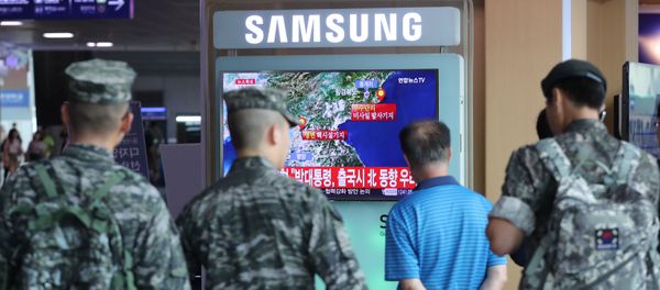 South Korean soldiers and passenger watch a TV broadcasting a news report on Seismic activity produced by a suspected North Korean nuclear test, at a railway station in Seoul, South Korea, September 9, 2016. South Korean soldiers and passenger watch a TV broadcasting a news report on Seismic activity produced by a suspected North Korean nuclear test, at a railway station in Seoul, South Korea, September 9, 2016. - Sputnik International