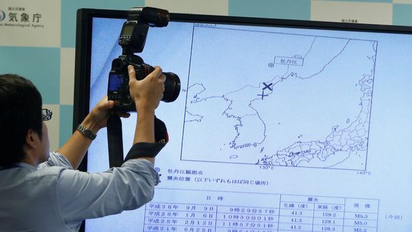 A photographers takes picture of a monitor showing the seismic event was indicated on North Korea and observed in Japan during a news conference at the Japan Meteorological Agency in Tokyo, Japan, September 9, 2016. - Sputnik International